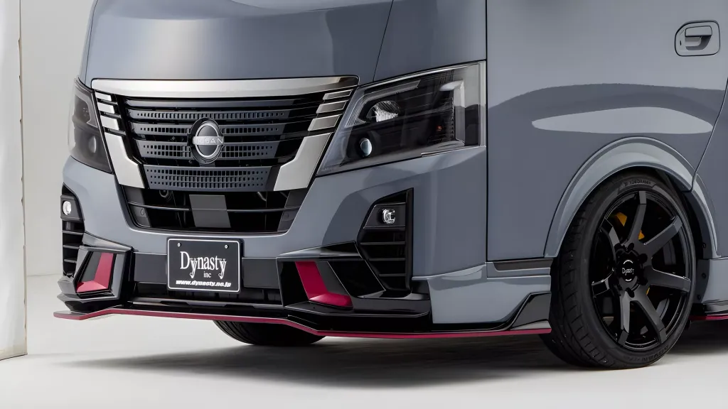 Nissan Caravan примерил образ GT-R: японский фургон получил оформление в стиле Nismo