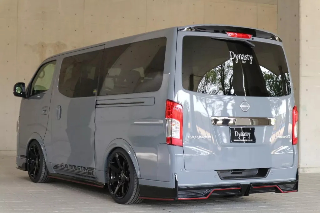 Nissan Caravan примерил образ GT-R: японский фургон получил оформление в стиле Nismo