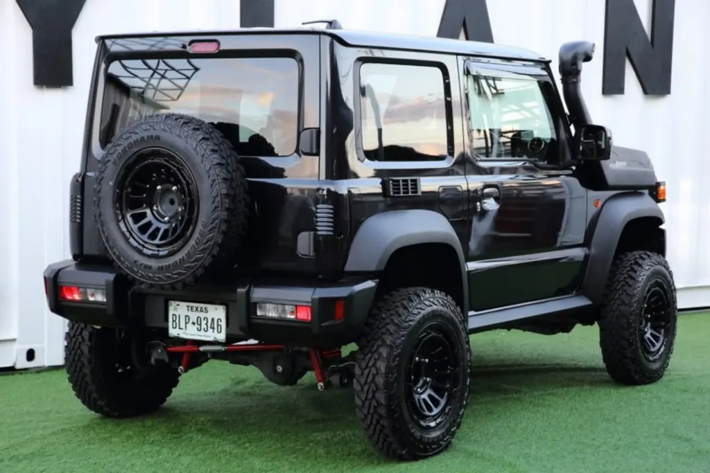 Suzuki Jimny превращают в «маленький» Toyota Land Cruiser 70: японский комплект 70YO.70 уже продаётся готовыми машинами