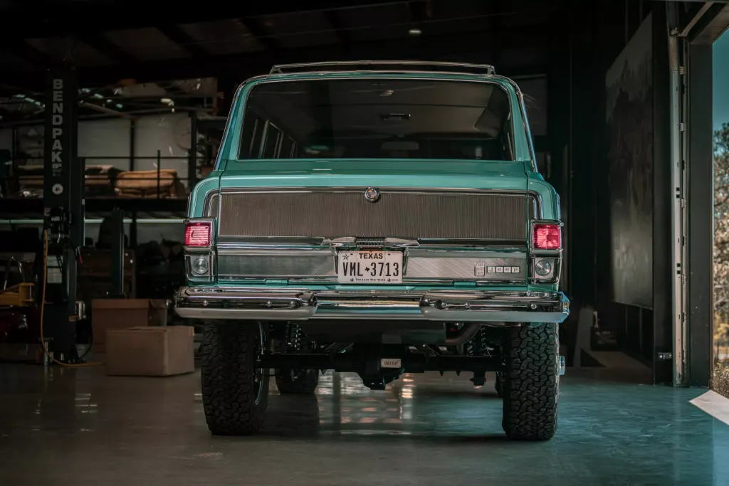 Jeep Super Wagoneer от Vigilante: редкий внедорожник 1960-х с V8 6,4 и механической коробкой