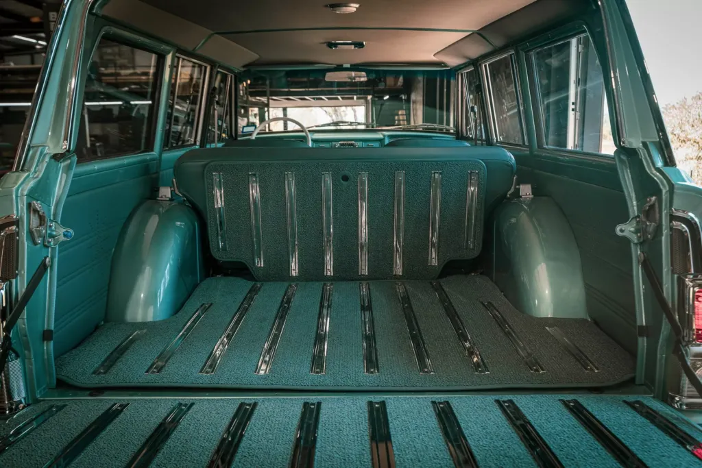 Jeep Super Wagoneer от Vigilante: редкий внедорожник 1960-х с V8 6,4 и механической коробкой