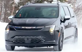 Chrysler Pacifica 2027 показали в тизере: новый «нос» и намёк на версию Pinnacle