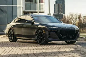 BMW 7 Series превратили в незаметный бронированный седан с защитой от автоматного огня