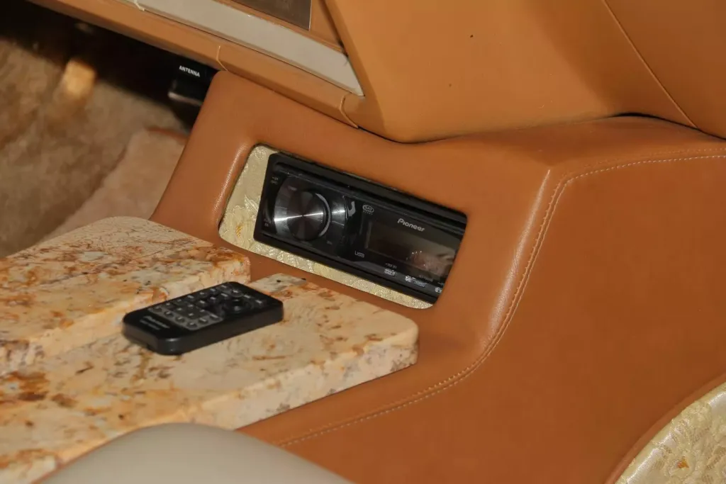 Lincoln Continental Mark IV Bugazzi: редкий «Линкольн» с гранитной отделкой салона