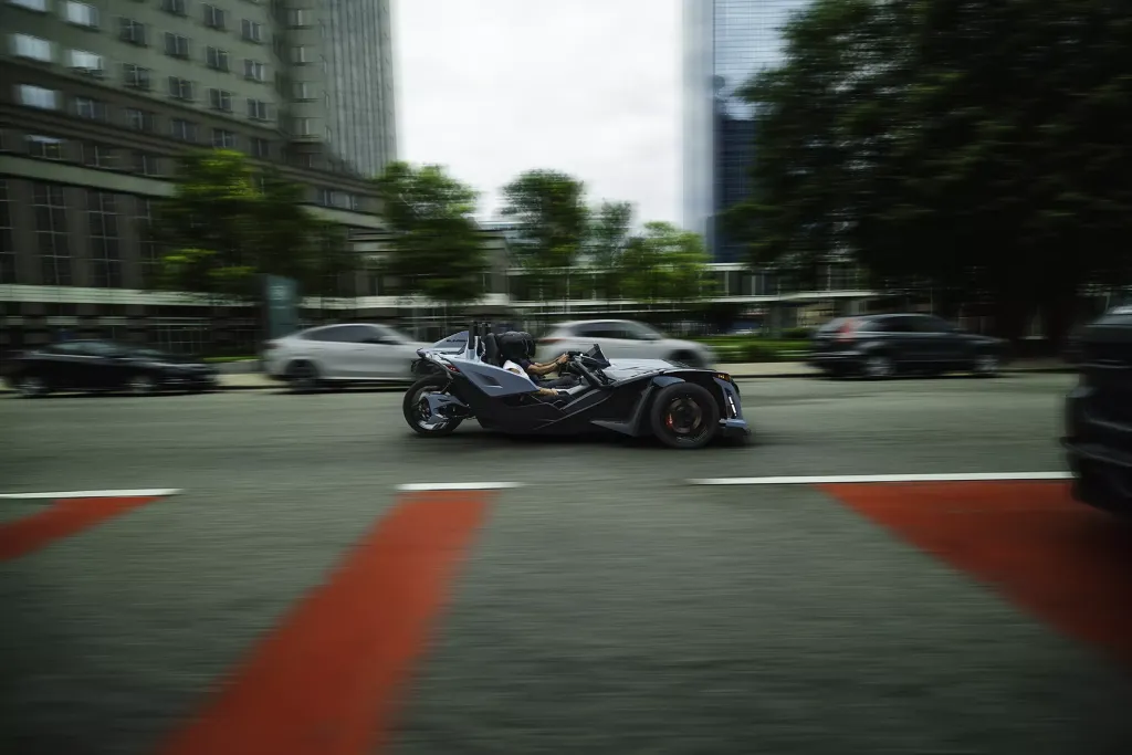 Polaris Slingshot Signature Edition 2026 получил уникальную краску и богатое оснащение