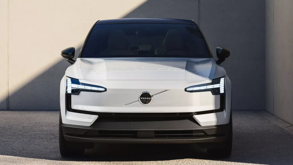 Volvo EX30 получил новую базовую версию, V2L и обновления мультимедиа в Европе