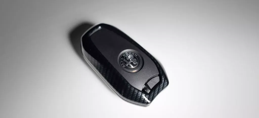 Alfa Romeo Junior: почему в Японии и Австралии остаётся фирменный смещённый номерной знак