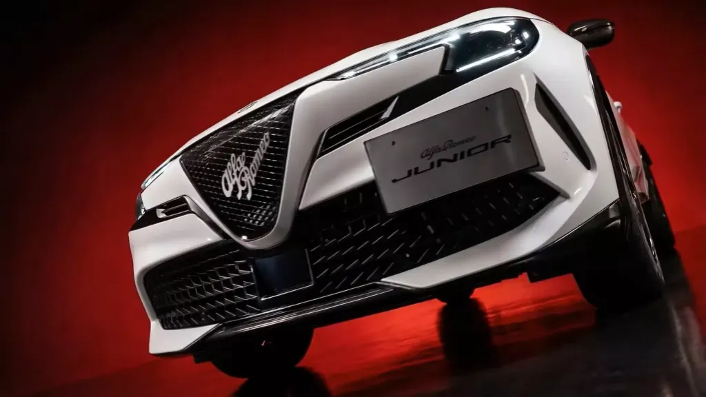 Alfa Romeo Junior: почему в Японии и Австралии остаётся фирменный смещённый номерной знак