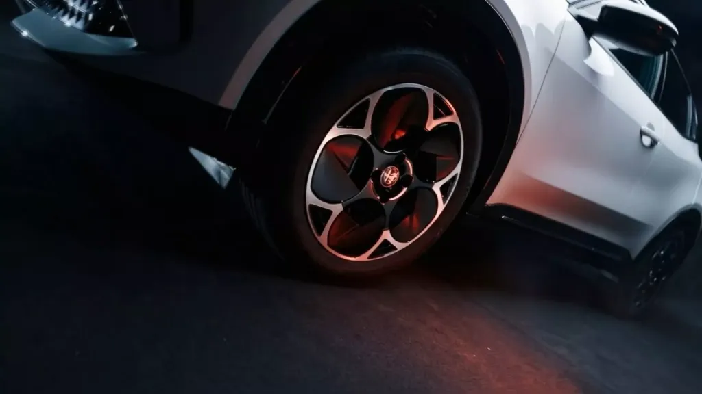 Alfa Romeo Junior: почему в Японии и Австралии остаётся фирменный смещённый номерной знак