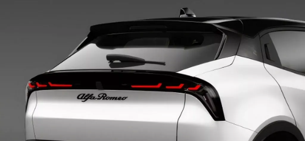 Alfa Romeo Junior: почему в Японии и Австралии остаётся фирменный смещённый номерной знак