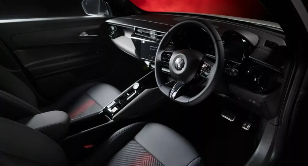 Alfa Romeo Junior: почему в Японии и Австралии остаётся фирменный смещённый номерной знак