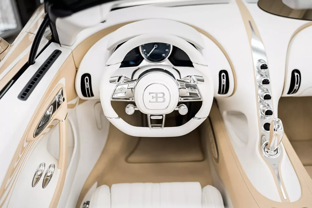 Bugatti W16 Mistral La Perle Rare — уникальный родстер Sur Mesure с перламутровой окраской