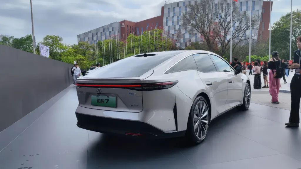 Toyota bZ7 собрал 3100 заказов за первый час после запуска в Китае