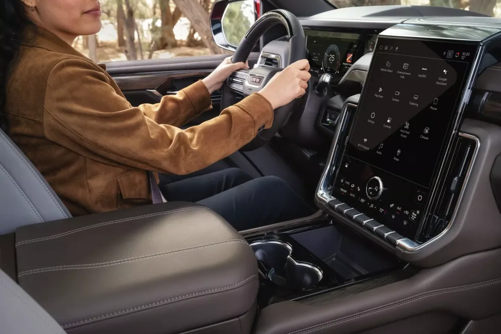 GM запускает продажи Cadillac Escalade, Chevrolet Tahoe и Chevrolet Silverado в Великобритании