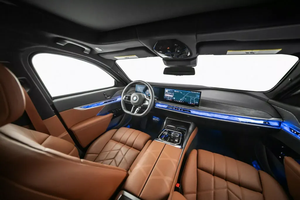 BMW 7 Series превратили в незаметный бронированный седан с защитой от автоматного огня