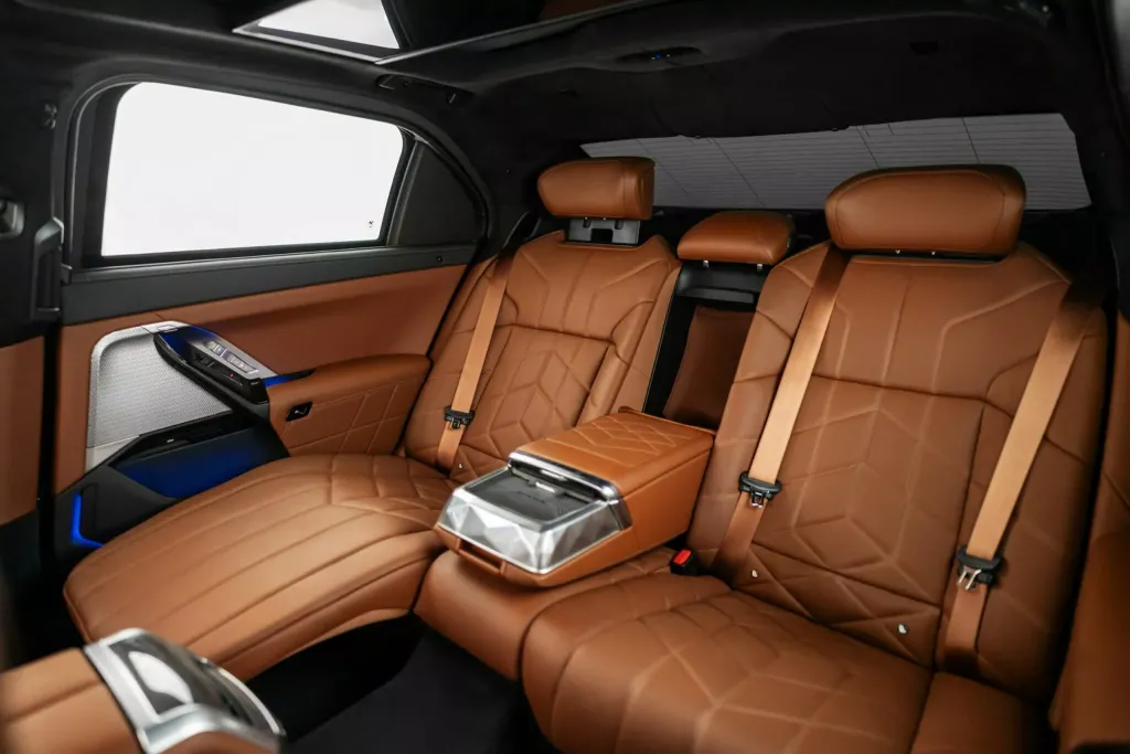 BMW 7 Series превратили в незаметный бронированный седан с защитой от автоматного огня