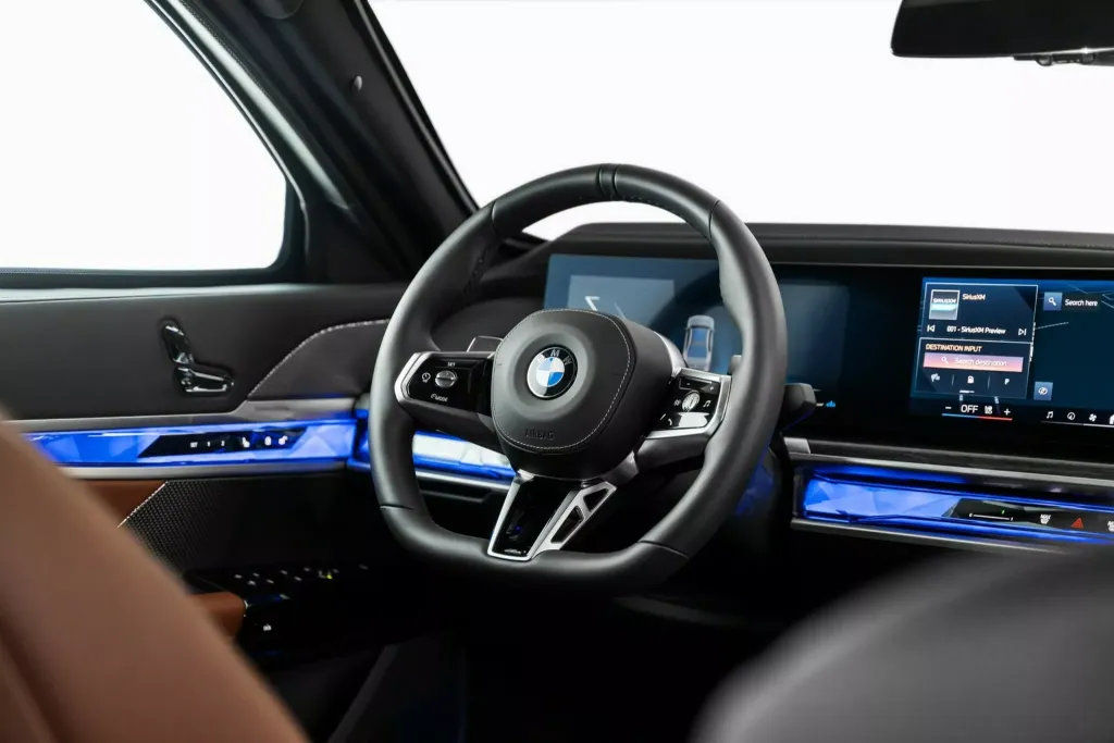 BMW 7 Series превратили в незаметный бронированный седан с защитой от автоматного огня