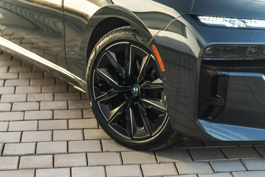 BMW 7 Series превратили в незаметный бронированный седан с защитой от автоматного огня