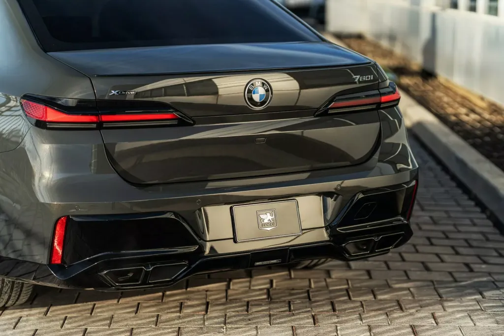 BMW 7 Series превратили в незаметный бронированный седан с защитой от автоматного огня