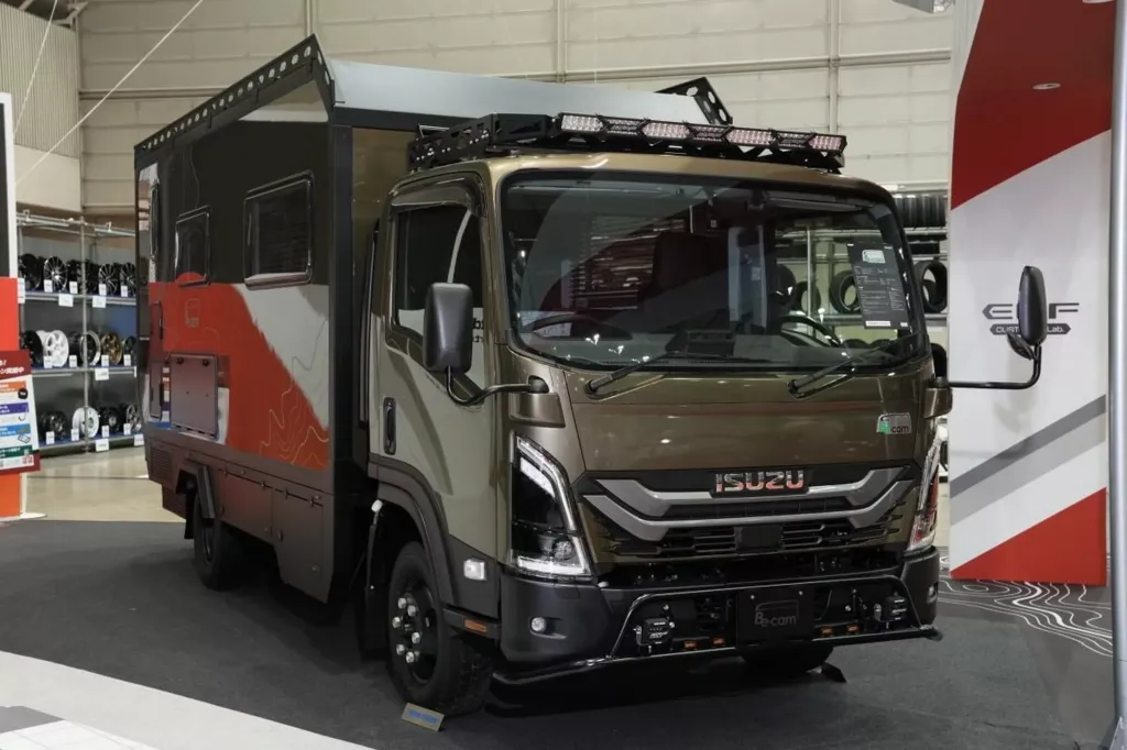 Isuzu Elf MUV: как грузовик превратили в уютную «комнату на колесах»