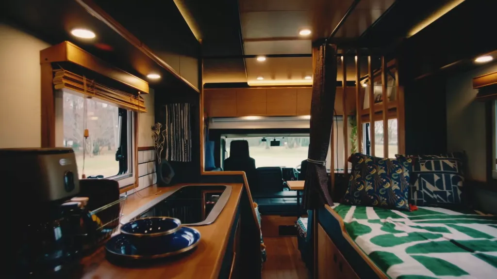 Isuzu Elf MUV: как грузовик превратили в уютную «комнату на колесах»