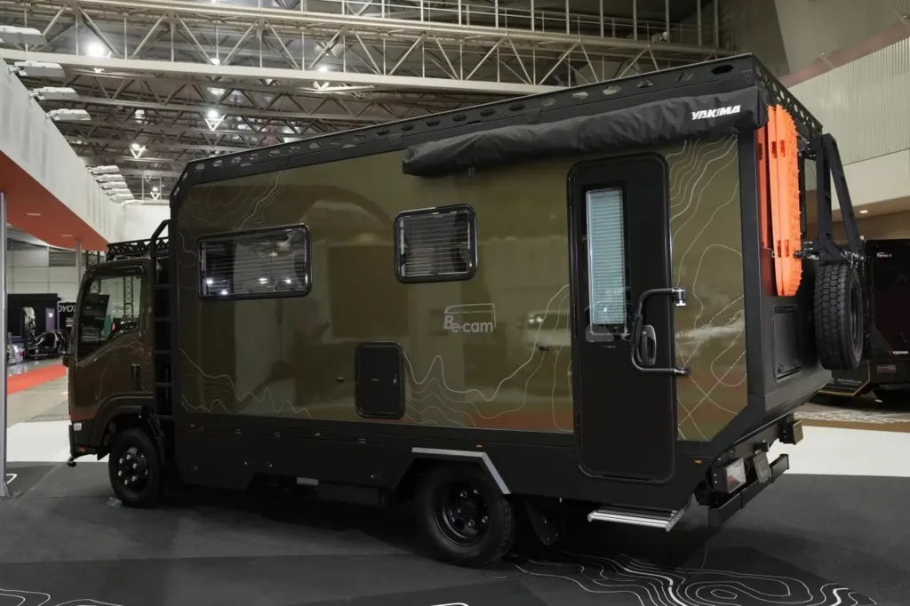 Isuzu Elf MUV: как грузовик превратили в уютную «комнату на колесах»