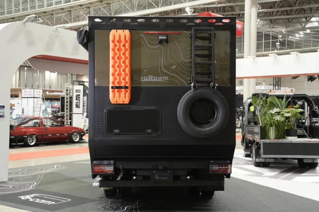 Isuzu Elf MUV: как грузовик превратили в уютную «комнату на колесах»