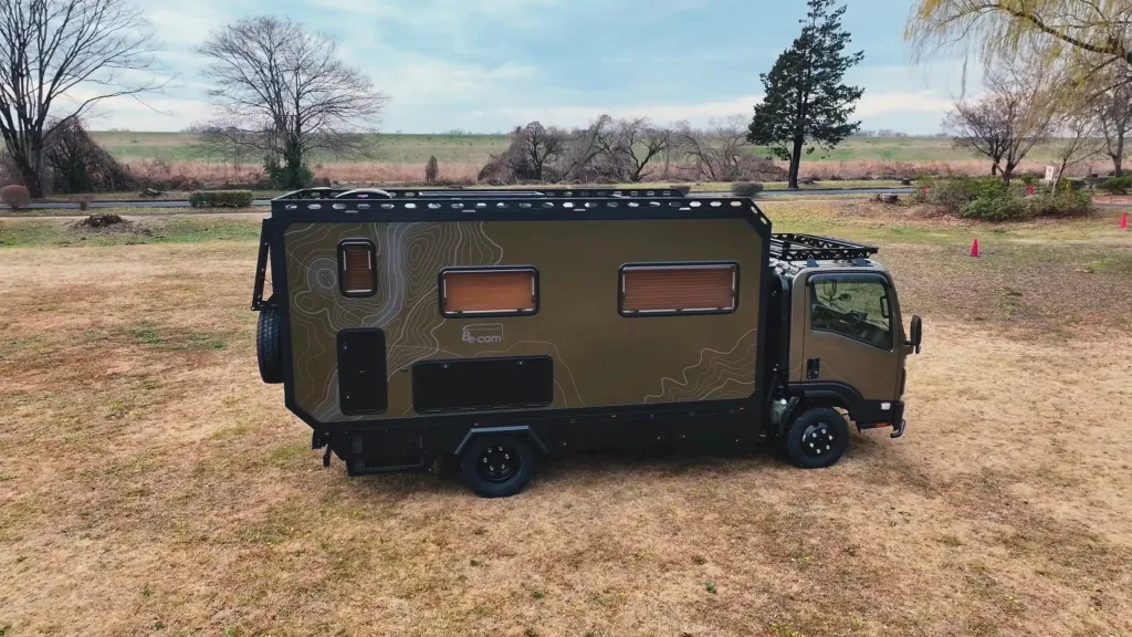 Isuzu Elf MUV: как грузовик превратили в уютную «комнату на колесах»