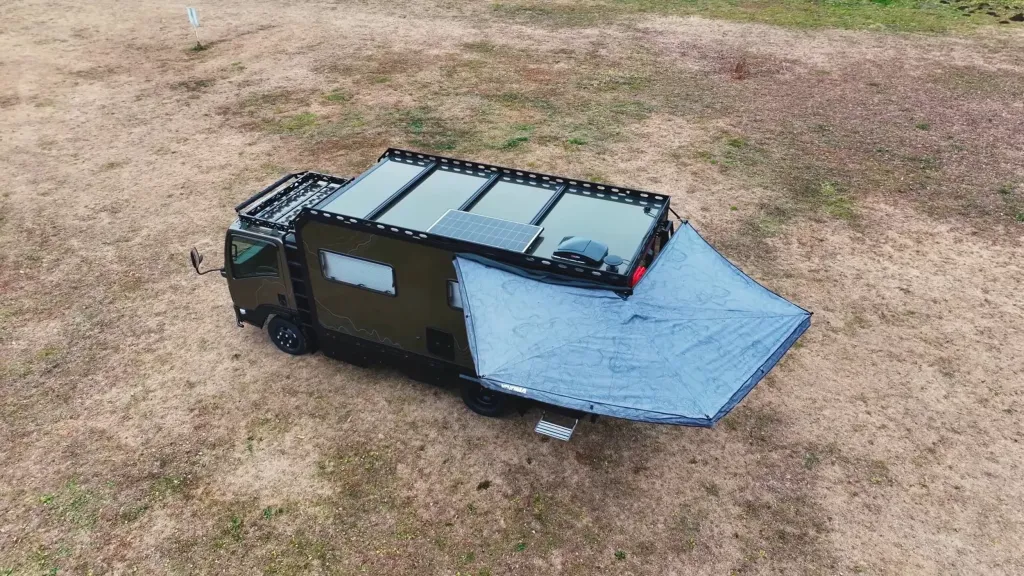 Isuzu Elf MUV: как грузовик превратили в уютную «комнату на колесах»