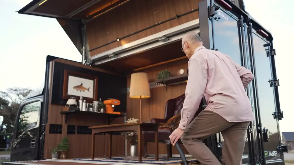 Isuzu Elf MUV: как грузовик превратили в уютную «комнату на колесах»