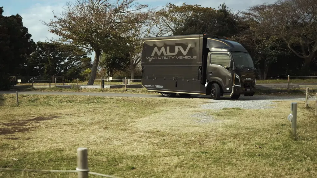 Isuzu Elf MUV: как грузовик превратили в уютную «комнату на колесах»