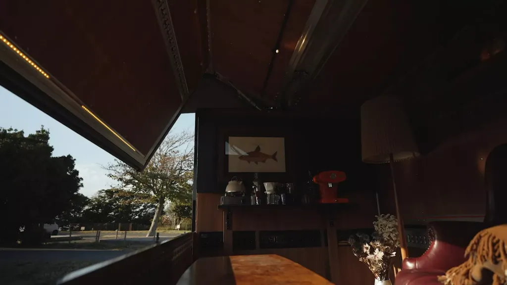 Isuzu Elf MUV: как грузовик превратили в уютную «комнату на колесах»