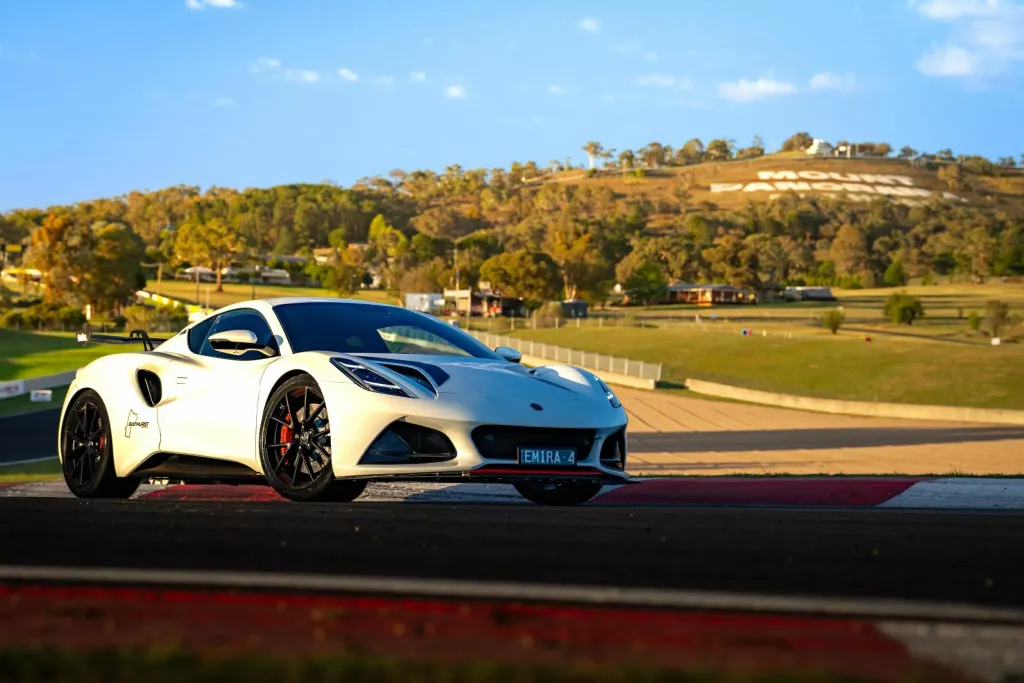 Lotus Emira Bathurst Edition: 375 кВт и 15 экземпляров для Австралии