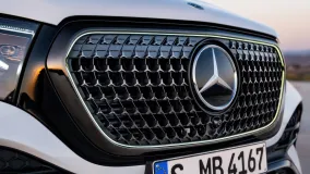 Новые Mercedes GLE и GLS получили крупный рестайлинг, три экрана MBUX и обновленную гамму моторов