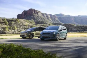 Chrysler Pacifica 2027 получил легкое обновление, которое почти не меняет возрастной минивэн