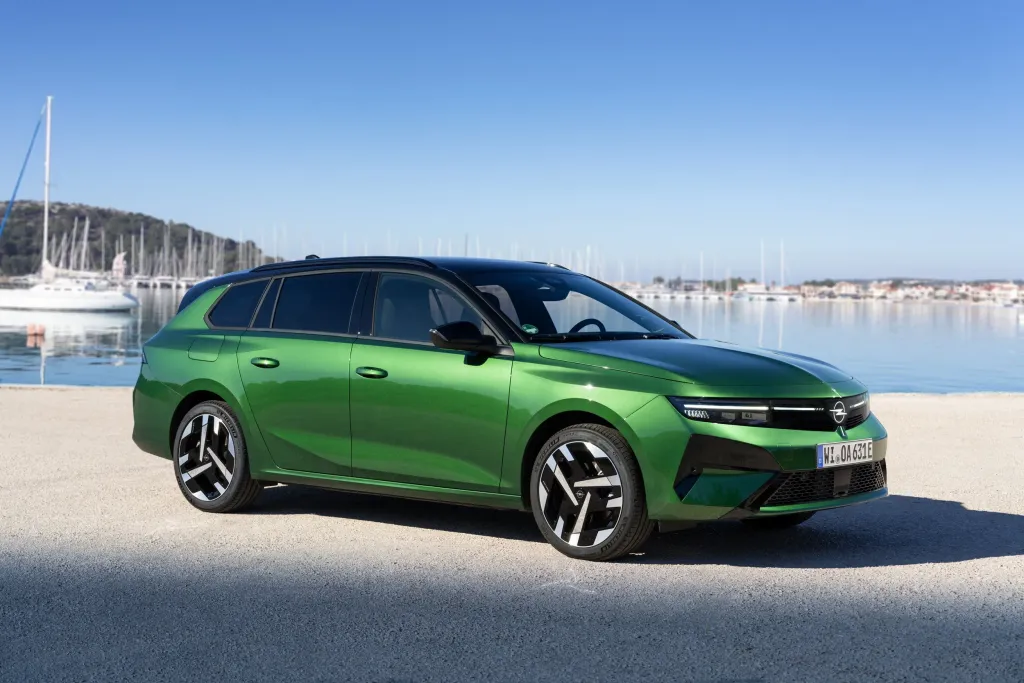 Opel рассказал, как в Astra и других моделях появились спрятанные маленькие акулы