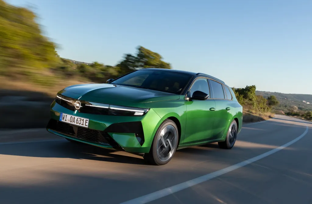 Opel рассказал, как в Astra и других моделях появились спрятанные маленькие акулы