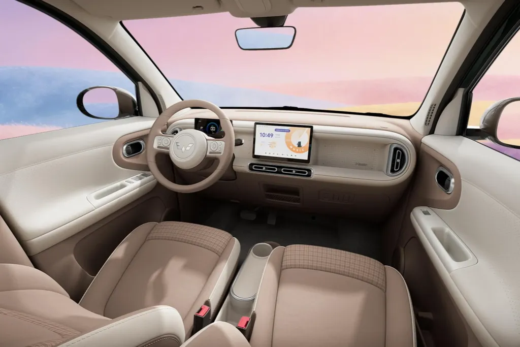 Новый Wuling Hongguang Mini EV стал еще практичнее и сохранил статус одного из самых дешевых EV Китая