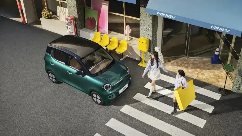 Новый Wuling Hongguang Mini EV стал еще практичнее и сохранил статус одного из самых дешевых EV Китая