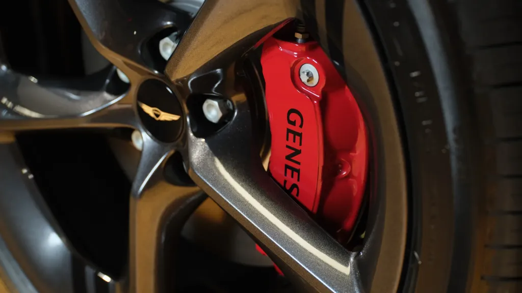 Genesis представил GV70 Prestige Graphite с темным декором