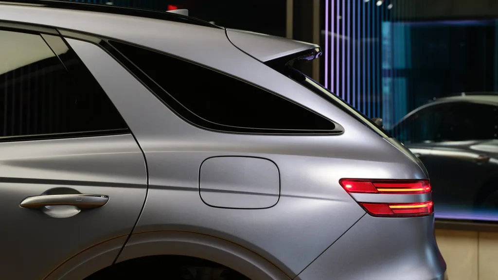 Genesis представил GV70 Prestige Graphite с темным декором