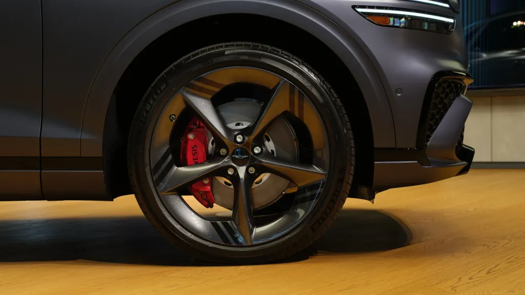 Genesis представил GV70 Prestige Graphite с темным декором