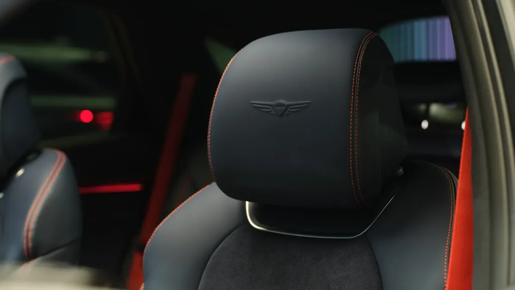 Genesis представил GV70 Prestige Graphite с темным декором