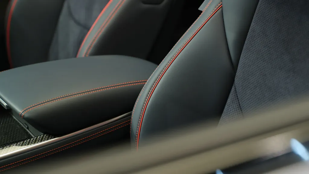 Genesis представил GV70 Prestige Graphite с темным декором