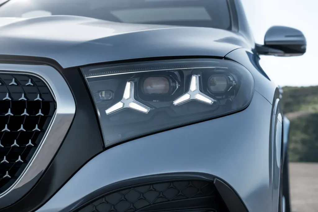 Новые Mercedes GLE и GLS получили крупный рестайлинг, три экрана MBUX и обновленную гамму моторов