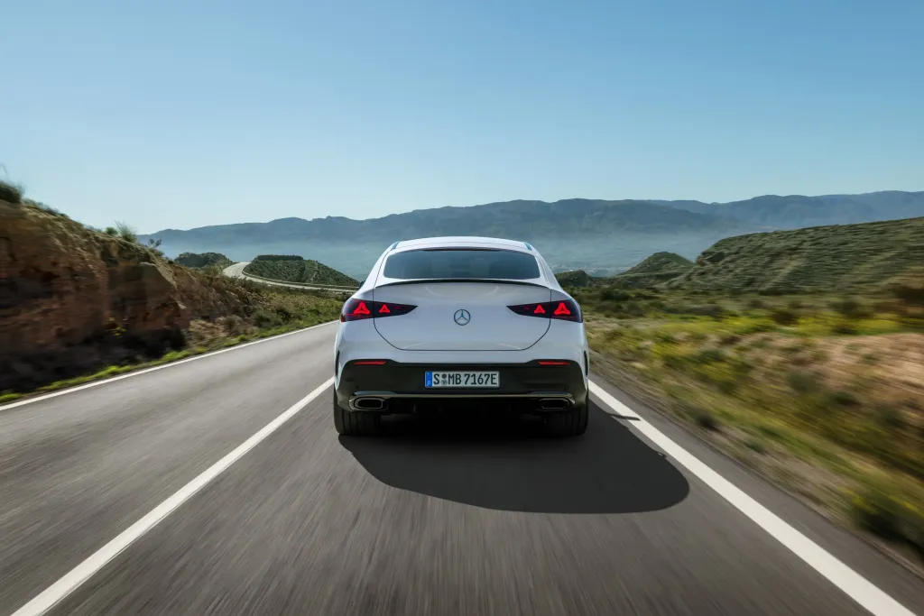 Новые Mercedes GLE и GLS получили крупный рестайлинг, три экрана MBUX и обновленную гамму моторов