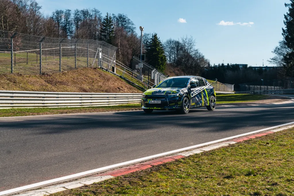 Новый Opel Corsa GSE замечен на тестах перед дебютом в Париже