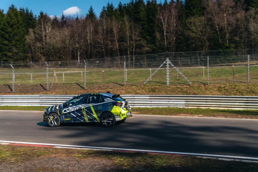 Новый Opel Corsa GSE замечен на тестах перед дебютом в Париже