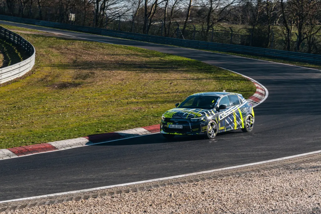 Новый Opel Corsa GSE замечен на тестах перед дебютом в Париже