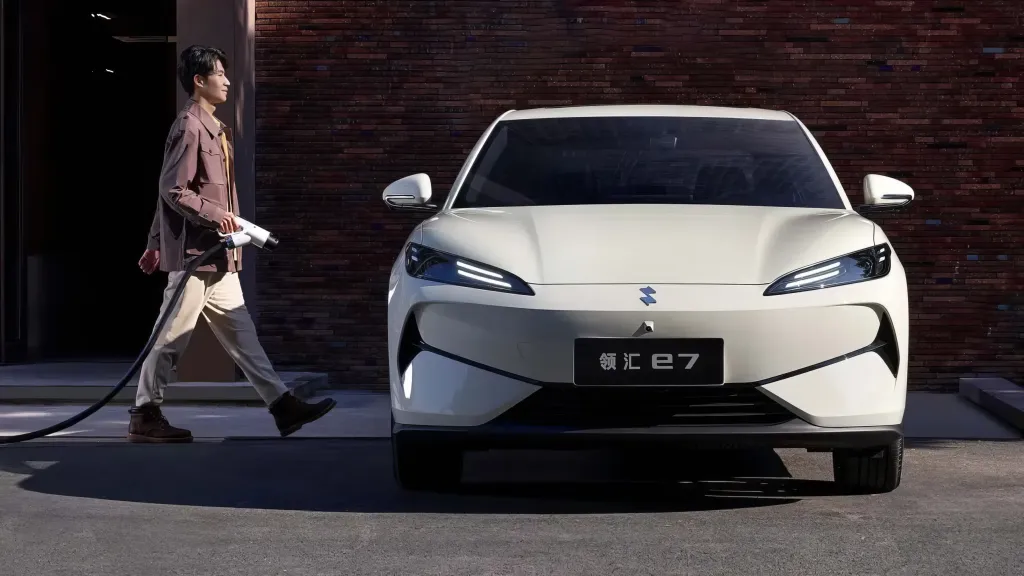 BYD запустила год бесплатной flash-зарядки для седана Linghui e7 для райд-хейлинга